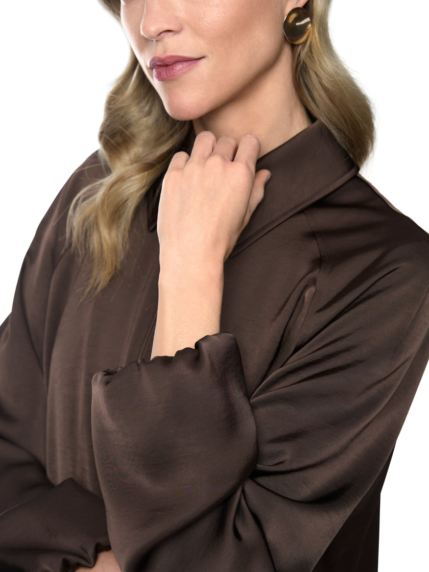 Schwingende Jacke aus Glanzmaterial