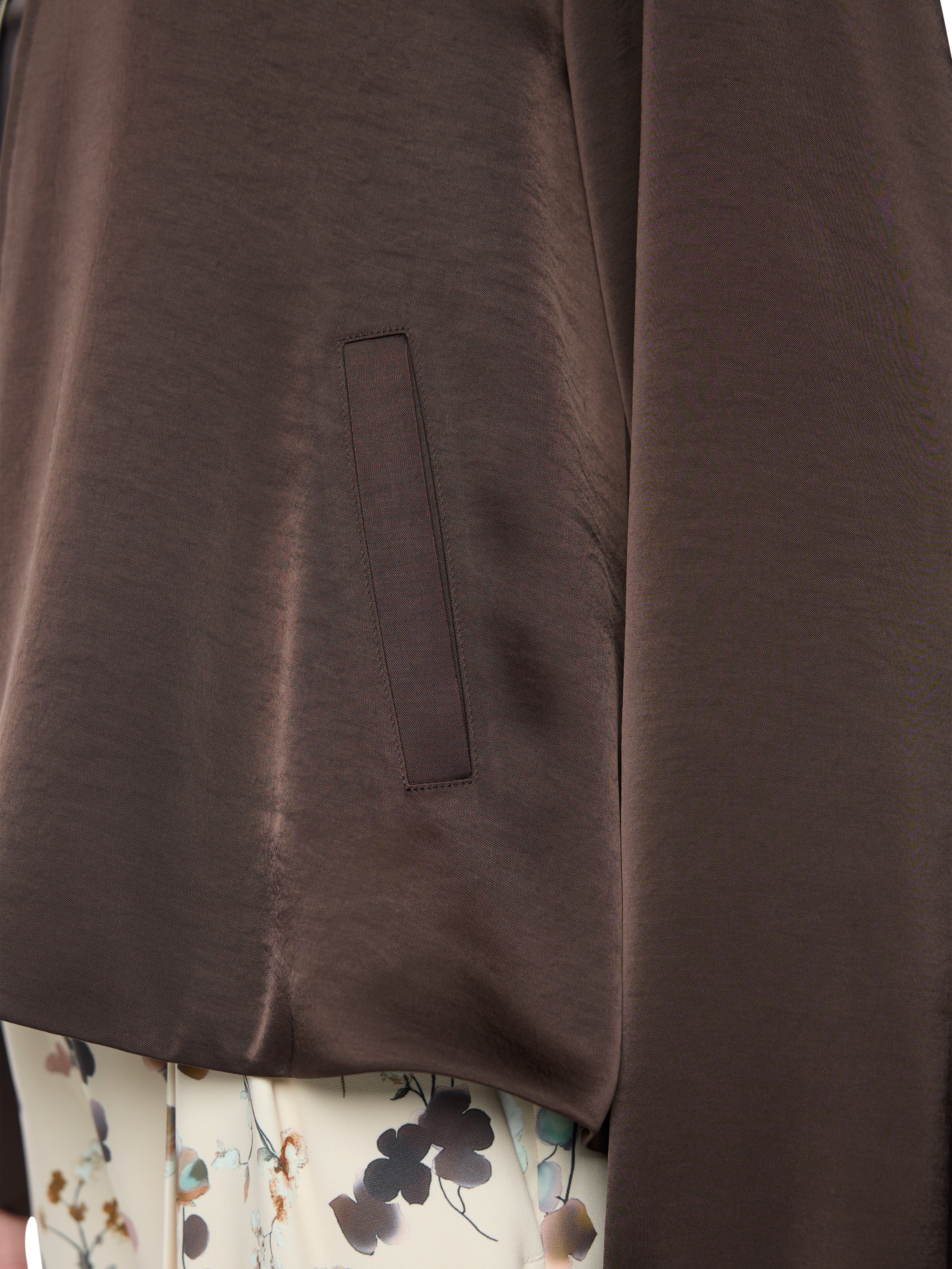 Schwingende Jacke aus Glanzmaterial