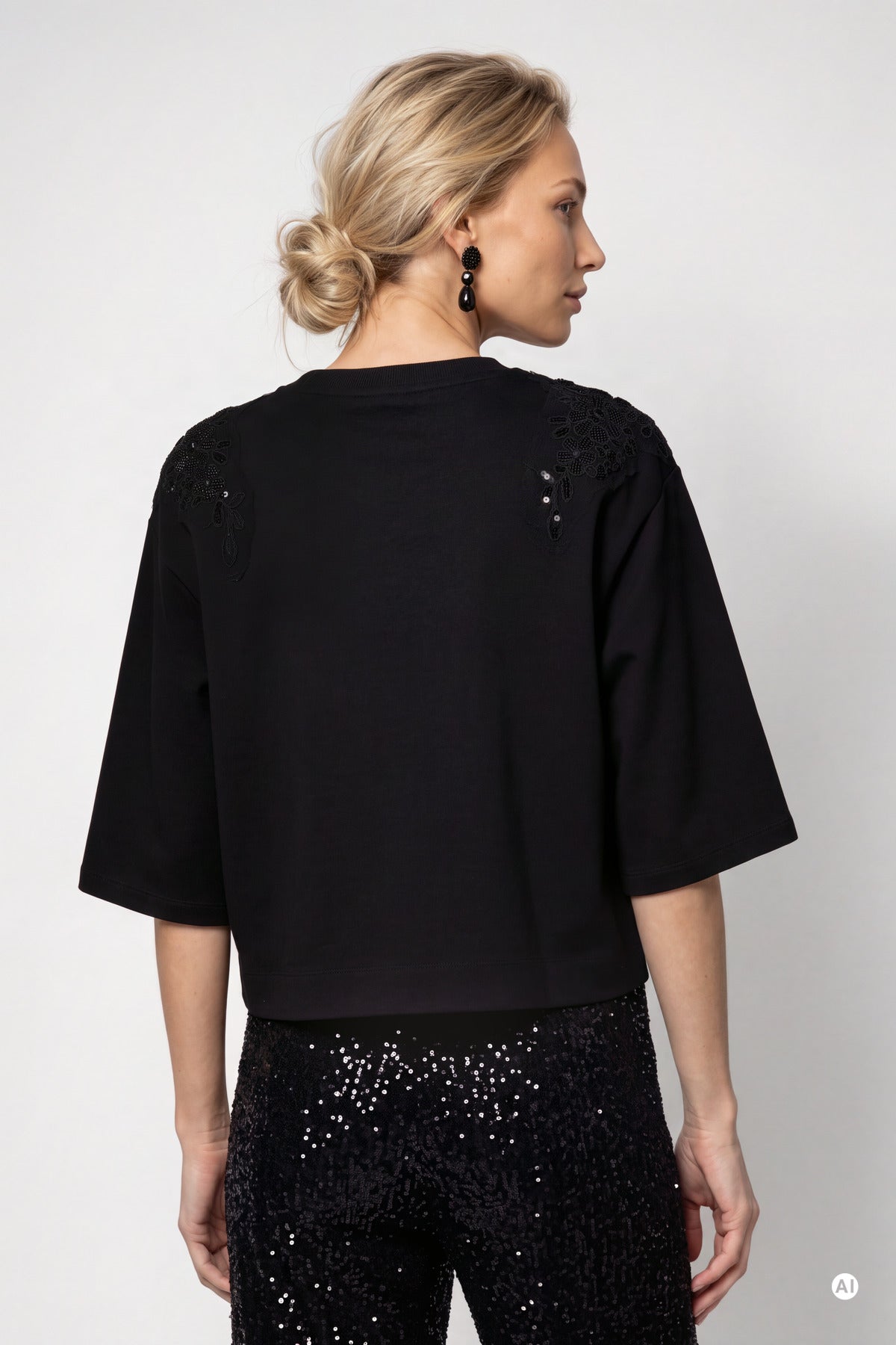 Sweatshirt mit Schmuckstickerei